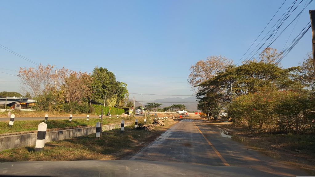 ภาพถนนตรงที่ เฮือนพิมไท ตั้งอยู่ ถ่ายโดย jrcarlsen พ.ศ. 2566 (2023) · A street-level view of where เฮือนพิมไท · Hueanphimthai stands, by jrcarlsen in 2566 (2023)