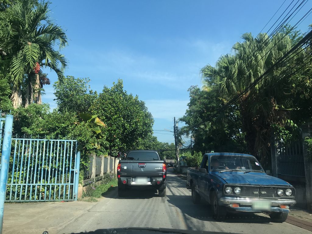 ภาพถนนตรงที่ นินิวบิวตี้ซาลอน ตั้งอยู่ ถ่ายโดย prasert พ.ศ. 2561 (2018) · A street-level view of where นินิวบิวตี้ซาลอน · Ni New Beauty Salon stands, by prasert in 2561 (2018)
