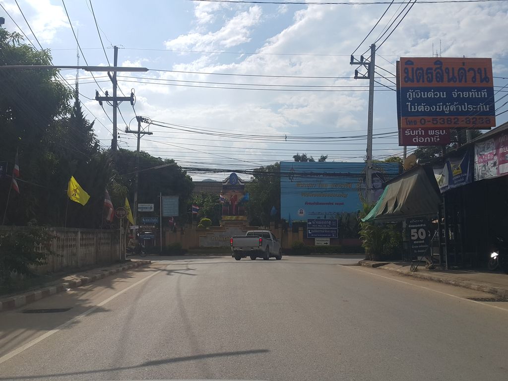 ภาพถนนตรงที่ บ้านเภสัช ตั้งอยู่ ถ่ายโดย jrcarlsen พ.ศ. 2558 (2015) · A street-level view of where บ้านเภสัช · Ban Phesat stands, by jrcarlsen in 2558 (2015)