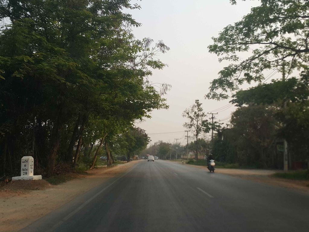 ภาพถนนตรงที่ บ้านหนองหาร ตั้งอยู่ ถ่ายโดย jrcarlsen พ.ศ. 2558 (2015) · A street-level view of where บ้านหนองหาร · Ban Nong Han stands, by jrcarlsen in 2558 (2015)