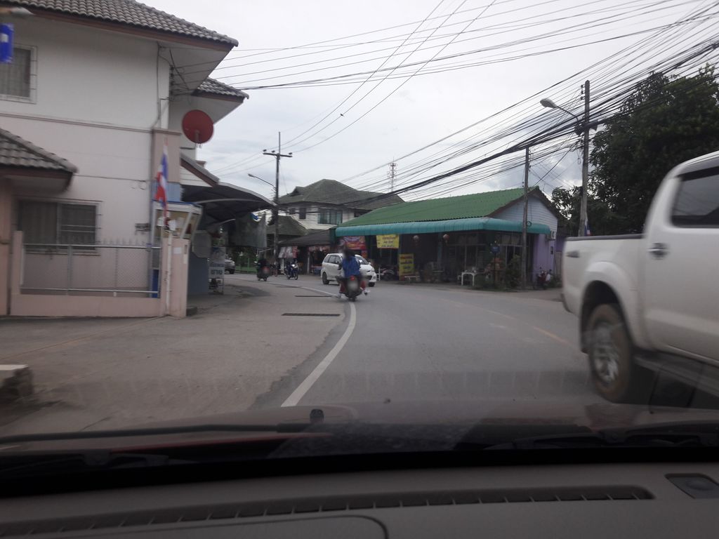 ภาพถนนตรงที่ คลับบ้านครูเบลล์ CBKB Modeling Thailand ตั้งอยู่ ถ่ายโดย ratchaphat พ.ศ. 2561 (2018) · A street-level view of where คลับบ้านครูเบลล์ CBKB Modeling Thailand stands, by ratchaphat in 2561 (2018)