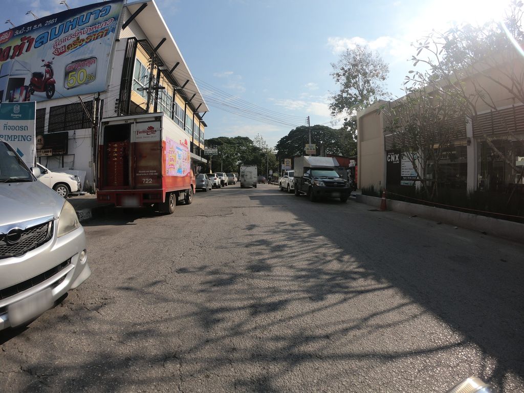 ภาพถนนตรงที่ KT Second Hand ตั้งอยู่ ถ่ายโดย chanuwath_grab พ.ศ. 2562 (2019) · A street-level view of where KT Second Hand stands, by chanuwath_grab in 2562 (2019)