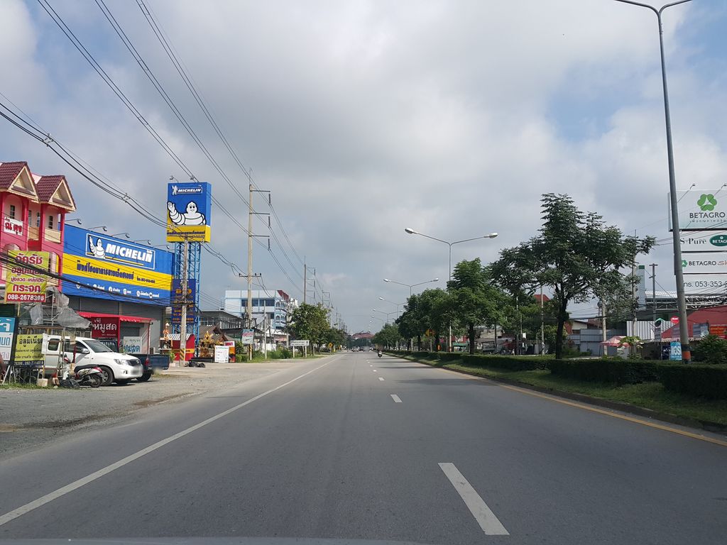 ภาพถนนตรงที่ พลัส ทู แบตเตอรี่ ตั้งอยู่ ถ่ายโดย jrcarlsen พ.ศ. 2558 (2015) · A street-level view of where พลัส ทู แบตเตอรี่ · Plus Thu Battery stands, by jrcarlsen in 2558 (2015)