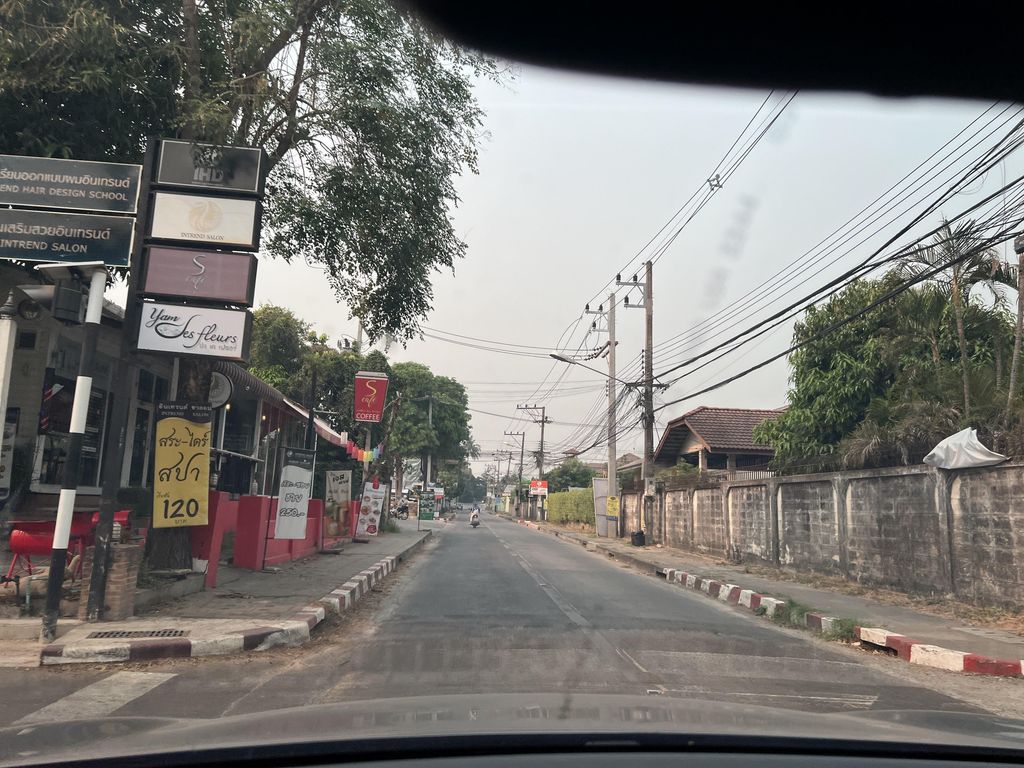 ภาพถนนตรงที่ ครัวลิกอร์ ตั้งอยู่ ถ่ายโดย lin_wang พ.ศ. 2567 (2024) · A street-level view of where ครัวลิกอร์ · Khrualika stands, by lin_wang in 2567 (2024)