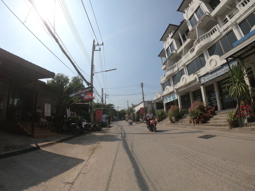 ภาพถนนตรงที่ จ๊ะเอ๋สถานีกะเพรา ตั้งอยู่ ถ่ายโดย chanuwath_grab พ.ศ. 2562 (2019) · A street-level view of where จ๊ะเอ๋สถานีกะเพรา · Chae Sathani Kaphrao stands, by chanuwath_grab in 2562 (2019)