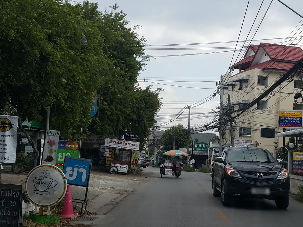 ภาพถนนตรงที่ พุทธรักษาสมุนไพร ตั้งอยู่ ถ่ายโดย jrcarlsen พ.ศ. 2558 (2015) · A street-level view of where พุทธรักษาสมุนไพร · Phuttha Raksa Samunphrai stands, by jrcarlsen in 2558 (2015)
