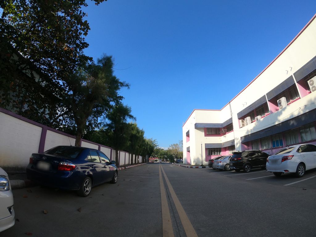 ภาพถนนตรงที่ ลาบปื้นกะล่าง ตั้งอยู่ ถ่ายโดย chanuwath_grab พ.ศ. 2562 (2019) · A street-level view of where ลาบปื้นกะล่าง · Lap Puenka Lang stands, by chanuwath_grab in 2562 (2019)