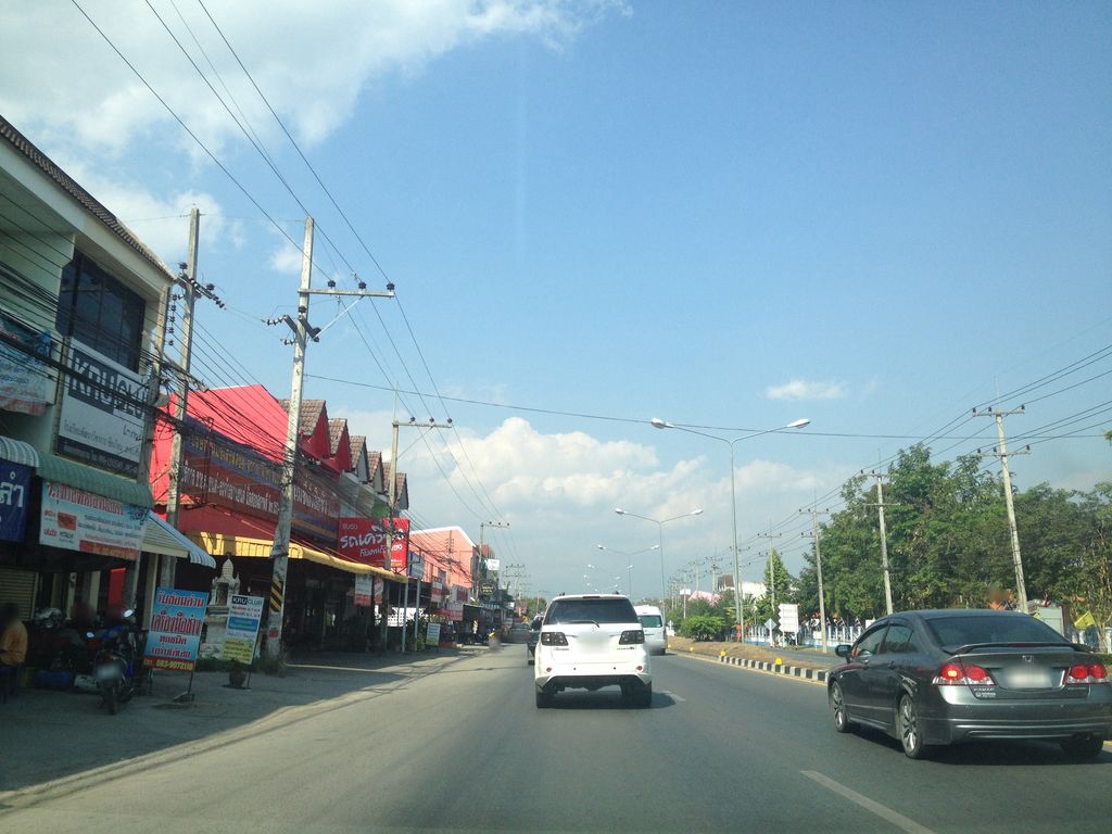 ภาพถนนตรงที่ กาแฟเสือป่า ตั้งอยู่ ถ่ายโดย jimwatana พ.ศ. 2558 (2015) · A street-level view of where กาแฟเสือป่า · Kafaesueapa stands, by jimwatana in 2558 (2015)