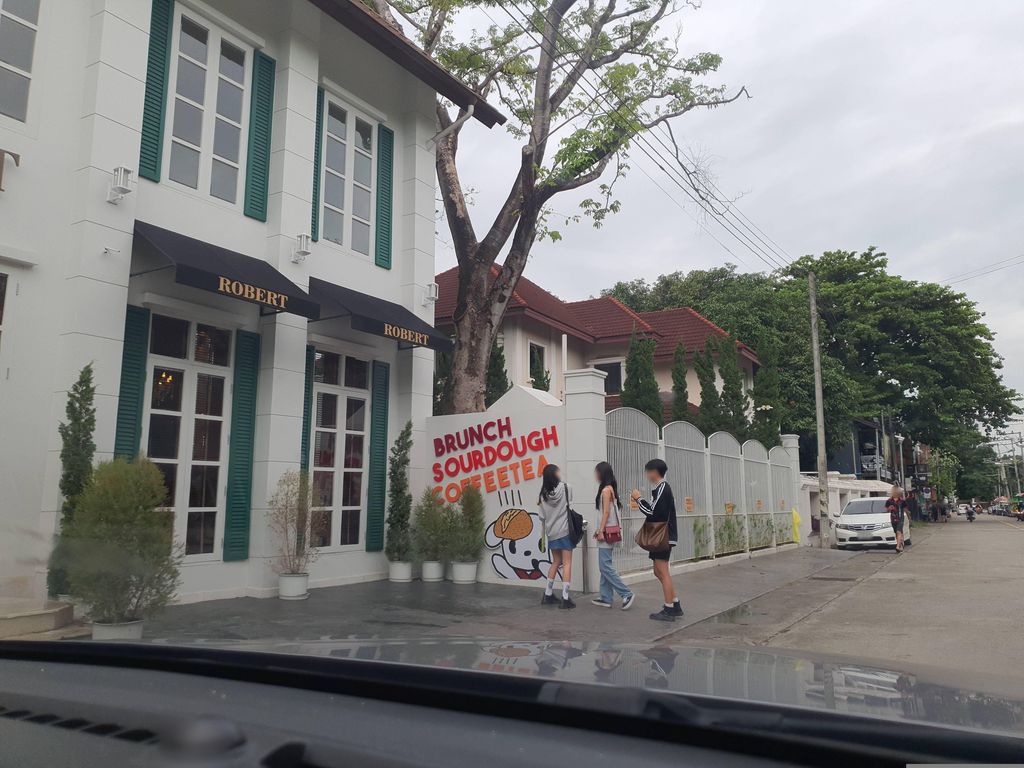 ภาพถนนตรงที่ Robert Bake & Brunch ตั้งอยู่ ถ่ายโดย jrcarlsen พ.ศ. 2566 (2023) · A street-level view of where Robert Bake & Brunch stands, by jrcarlsen in 2566 (2023)