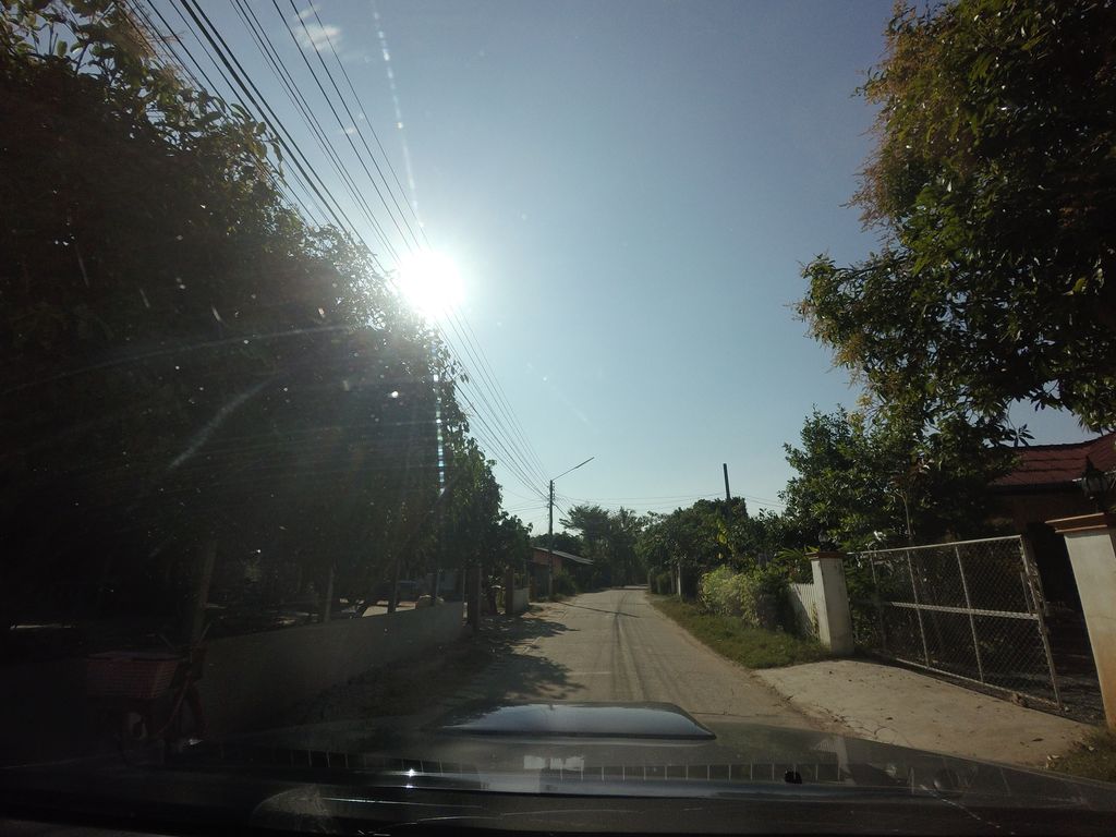 ภาพถนนตรงที่ ร้านลุงลือข้าวไก่ ตั้งอยู่ ถ่ายโดย mishari พ.ศ. 2559 (2016) · A street-level view of where ร้านลุงลือข้าวไก่ · Ran Lung Lue Khao Kai stands, by mishari in 2559 (2016)