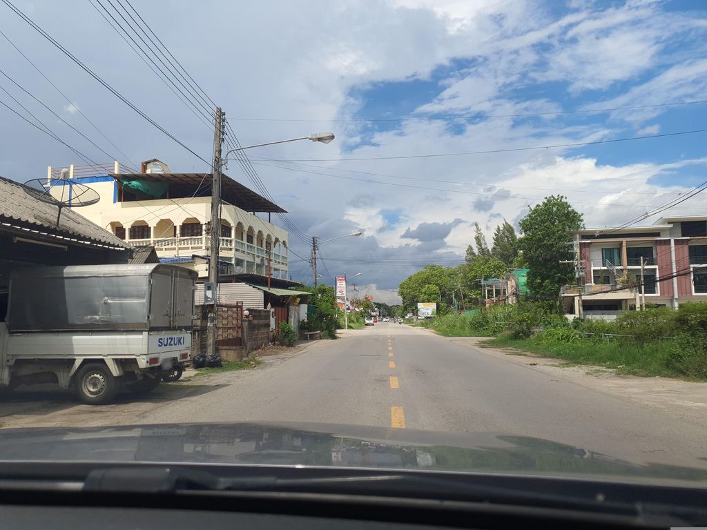 ภาพถนนตรงที่ จั๊บ-เตี๋ยว-โฟ (ครัวศิริ) ตั้งอยู่ ถ่ายโดย jrcarlsen พ.ศ. 2566 (2023) · A street-level view of where จั๊บ-เตี๋ยว-โฟ (ครัวศิริ) · Chap-tiao-fo (khruasiri) stands, by jrcarlsen in 2566 (2023)