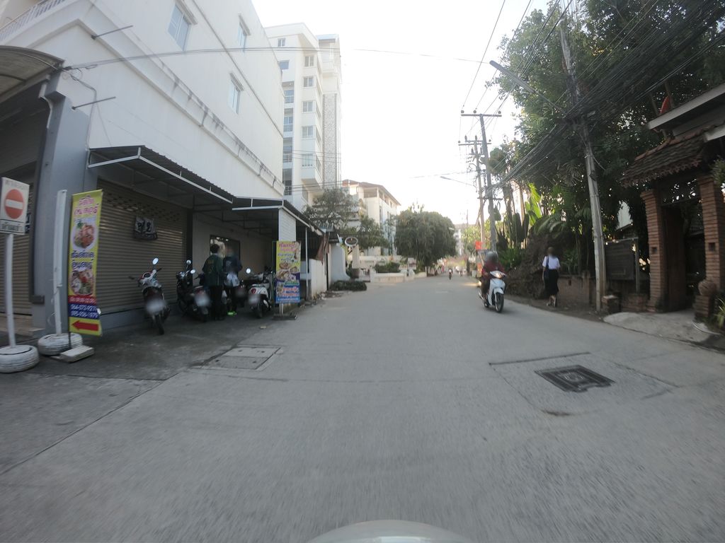 ภาพถนนตรงที่ Make It Clinic ตั้งอยู่ ถ่ายโดย chanuwath_grab พ.ศ. 2562 (2019) · A street-level view of where Make It Clinic stands, by chanuwath_grab in 2562 (2019)