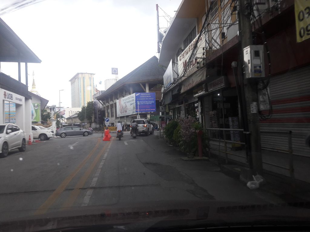 ภาพถนนตรงที่ Sam Secondhand ตั้งอยู่ ถ่ายโดย ratchaphat พ.ศ. 2561 (2018) · A street-level view of where Sam Secondhand stands, by ratchaphat in 2561 (2018)