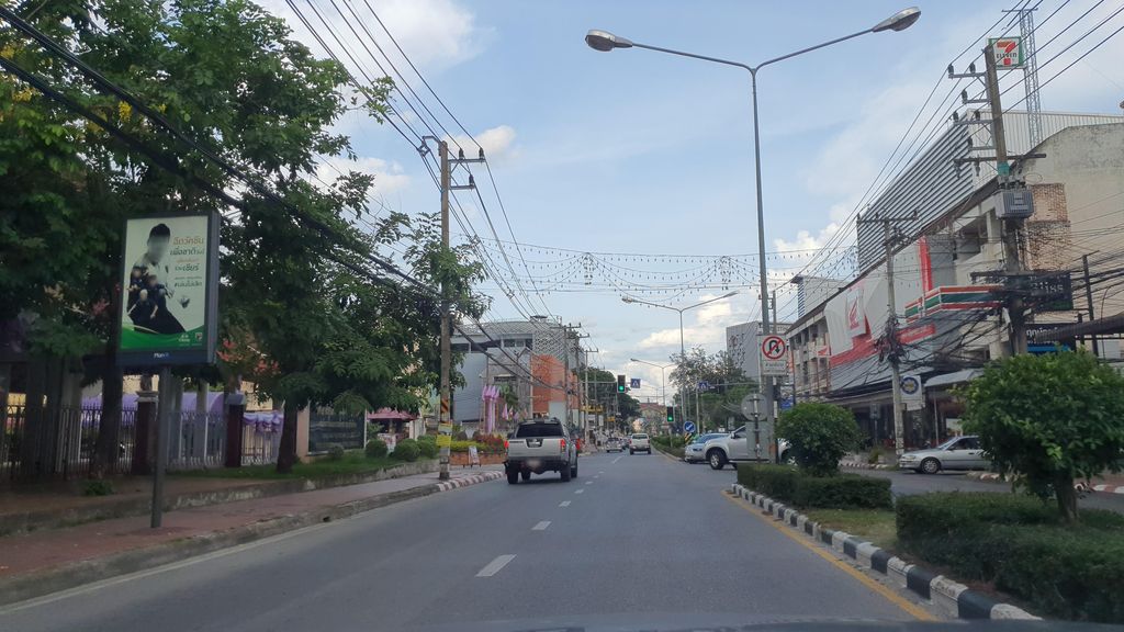 ภาพถนนตรงที่ Auchoix Cafe & Patisserie (Physics and Materials ตั้งอยู่ ถ่ายโดย jrcarlsen พ.ศ. 2565 (2022) · A street-level view of where Auchoix Cafe & Patisserie (Physics and Materials stands, by jrcarlsen in 2565 (2022)