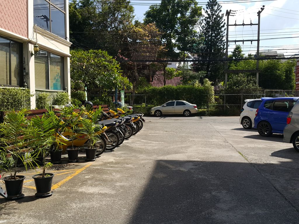 ภาพถนนตรงที่ ร้านเสื้อผ้าแฟชั่นชาย BLUEdiamondmancm ตั้งอยู่ ถ่ายโดย jrcarlsen พ.ศ. 2558 (2015) · A street-level view of where ร้านเสื้อผ้าแฟชั่นชาย BLUEdiamondmancm stands, by jrcarlsen in 2558 (2015)