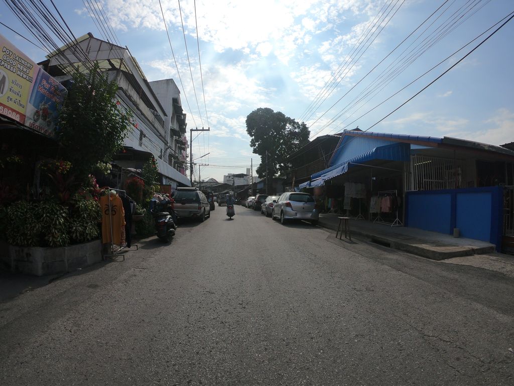 ภาพถนนตรงที่ ข้าวแกงท้ายวัง ตั้งอยู่ ถ่ายโดย chanuwath_grab พ.ศ. 2562 (2019) · A street-level view of where ข้าวแกงท้ายวัง · Khaokaeng Thaiwang stands, by chanuwath_grab in 2562 (2019)