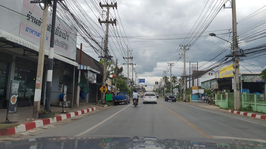 ภาพถนนตรงที่ The Extraction Central Chiangmai ตั้งอยู่ ถ่ายโดย jrcarlsen พ.ศ. 2564 (2021) · A street-level view of where The Extraction Central Chiangmai stands, by jrcarlsen in 2564 (2021)