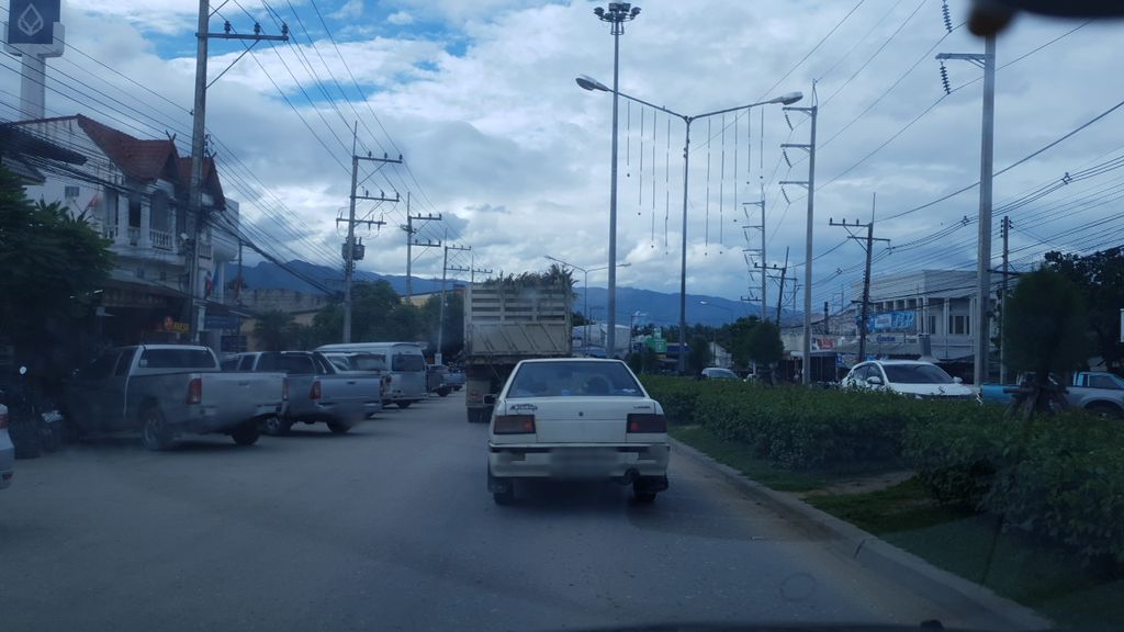 ภาพถนนตรงที่ ถาวรคอสเมติกส์ ตั้งอยู่ ถ่ายโดย silamanee พ.ศ. 2561 (2018) · A street-level view of where ถาวรคอสเมติกส์ · Thawon Cosmetics stands, by silamanee in 2561 (2018)