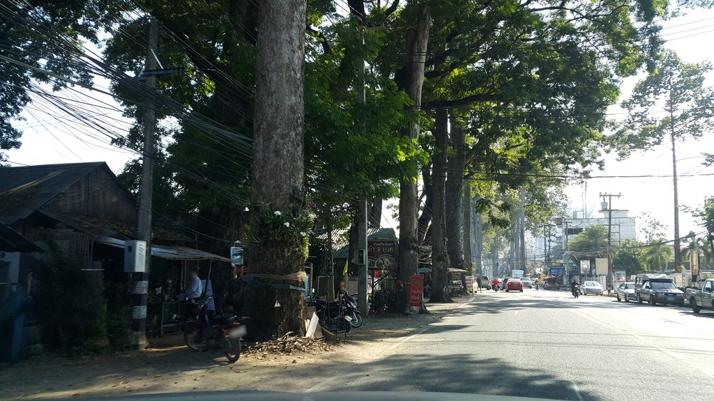 ภาพถนนตรงที่ แดงกลอนประตู 2 ตั้งอยู่ ถ่ายโดย jrcarlsen พ.ศ. 2559 (2016) · A street-level view of where แดงกลอนประตู 2 · Daengkalonpratu 2 stands, by jrcarlsen in 2559 (2016)
