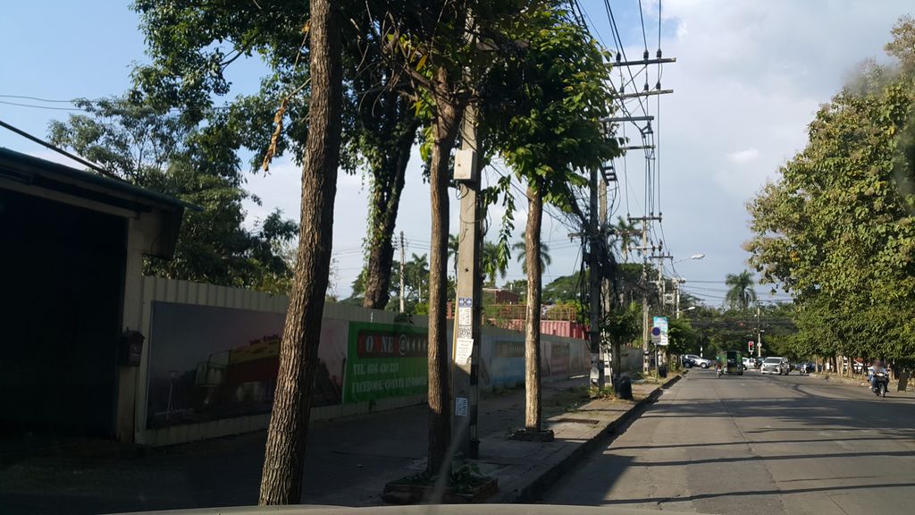 ภาพถนนตรงที่ ครัวเคียงราง ตั้งอยู่ ถ่ายโดย jrcarlsen พ.ศ. 2559 (2016) · A street-level view of where ครัวเคียงราง · Khruakhiangrang stands, by jrcarlsen in 2559 (2016)