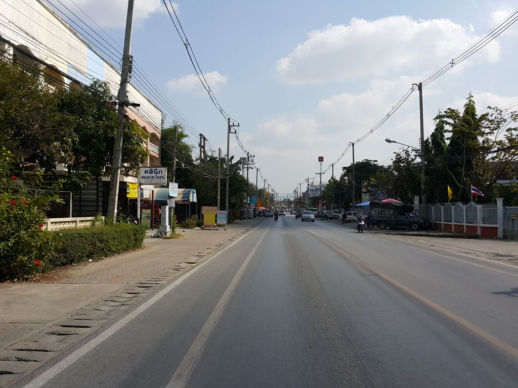 ภาพถนนตรงที่ ของโปรด คาเฟ่ ตั้งอยู่ ถ่ายโดย jrcarlsen พ.ศ. 2557 (2014) · A street-level view of where ของโปรด คาเฟ่ · Khongprot Café stands, by jrcarlsen in 2557 (2014)