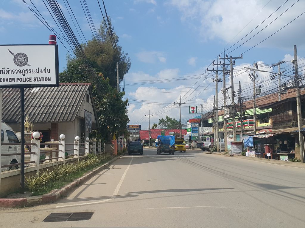 ภาพถนนตรงที่ สถานีตำรวจภูธรแม่แจ่ม ตั้งอยู่ ถ่ายโดย jrcarlsen พ.ศ. 2558 (2015) · A street-level view of where สถานีตำรวจภูธรแม่แจ่ม · Mae Chaem Provincial police station stands, by jrcarlsen in 2558 (2015)