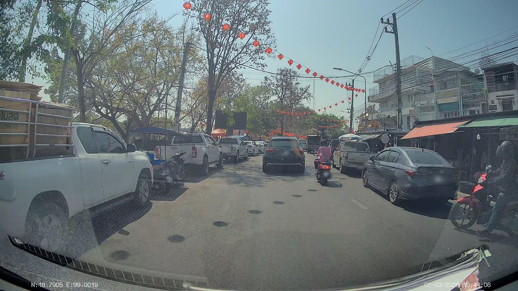 ภาพถนนตรงที่ ร้านอารีรัตน์ดอกไม้สด กาดหลวง ตั้งอยู่ ถ่ายโดย ThailandCambodia พ.ศ. 2569 (2026) · A street-level view of where ร้านอารีรัตน์ดอกไม้สด กาดหลวง · Ran Ari Rat Dokmaisot Kat Luang stands, by ThailandCambodia in 2569 (2026)