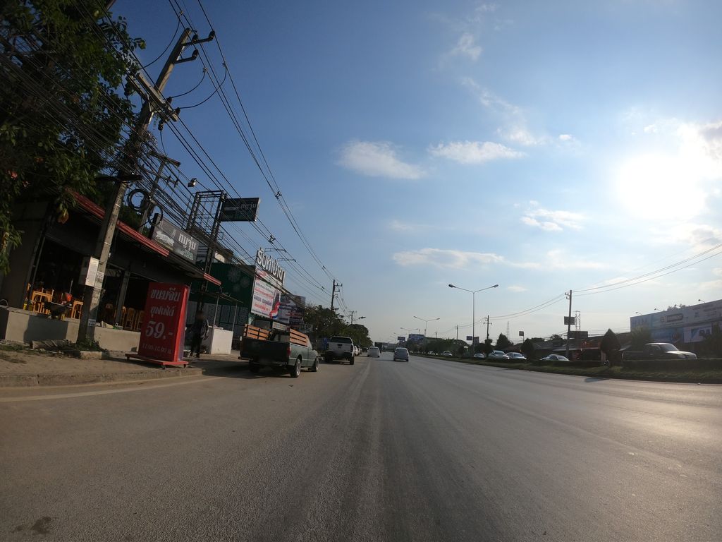 ภาพถนนตรงที่ YEN Yakiniku ตั้งอยู่ ถ่ายโดย chanuwath_grab พ.ศ. 2562 (2019) · A street-level view of where YEN Yakiniku stands, by chanuwath_grab in 2562 (2019)