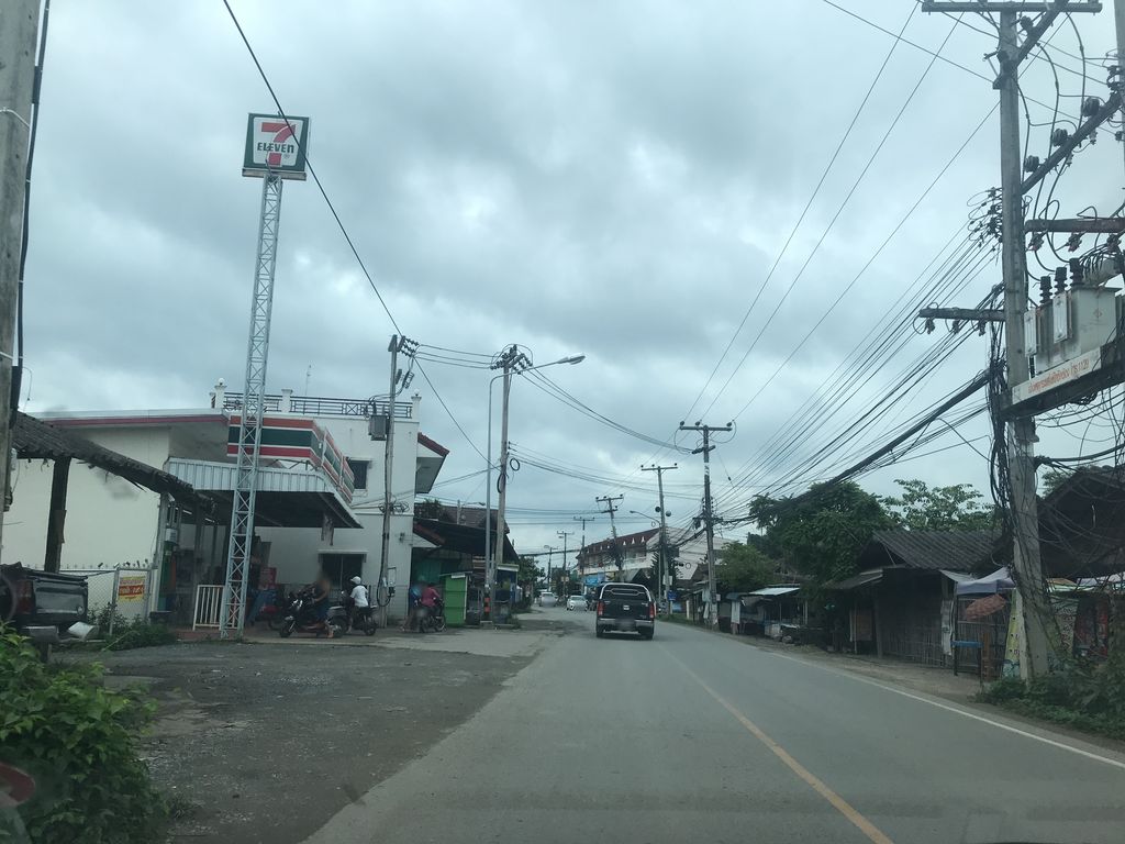 ภาพถนนตรงที่ ร้านนั่งเล่า ท่ามะโอ ตั้งอยู่ ถ่ายโดย prasert พ.ศ. 2561 (2018) · A street-level view of where ร้านนั่งเล่า ท่ามะโอ · Ran Nanglao Tha Ma O stands, by prasert in 2561 (2018)