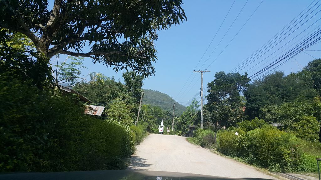 ภาพถนนตรงที่ ศรีสุข คอฟฟี่ ตั้งอยู่ ถ่ายโดย jrcarlsen พ.ศ. 2560 (2017) · A street-level view of where ศรีสุข คอฟฟี่ · Sisuk Coffee stands, by jrcarlsen in 2560 (2017)