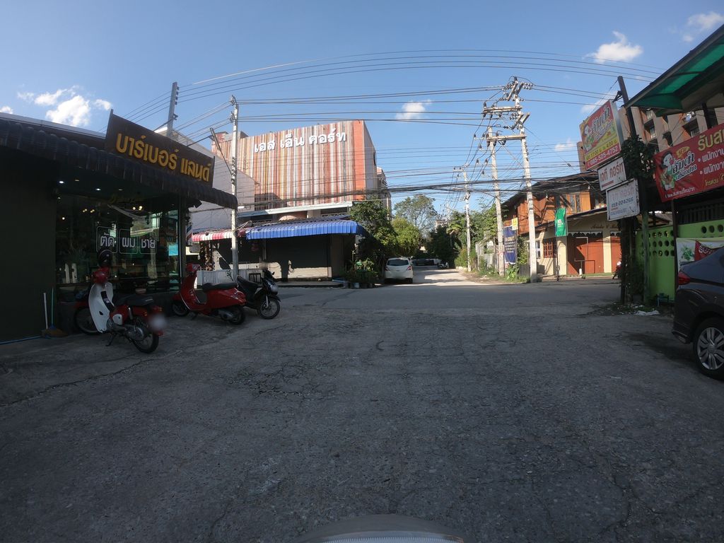 ภาพถนนตรงที่ วราพร แมนชั่น ตั้งอยู่ ถ่ายโดย chanuwath_grab พ.ศ. 2562 (2019) · A street-level view of where วราพร แมนชั่น · Warapra Mansion stands, by chanuwath_grab in 2562 (2019)
