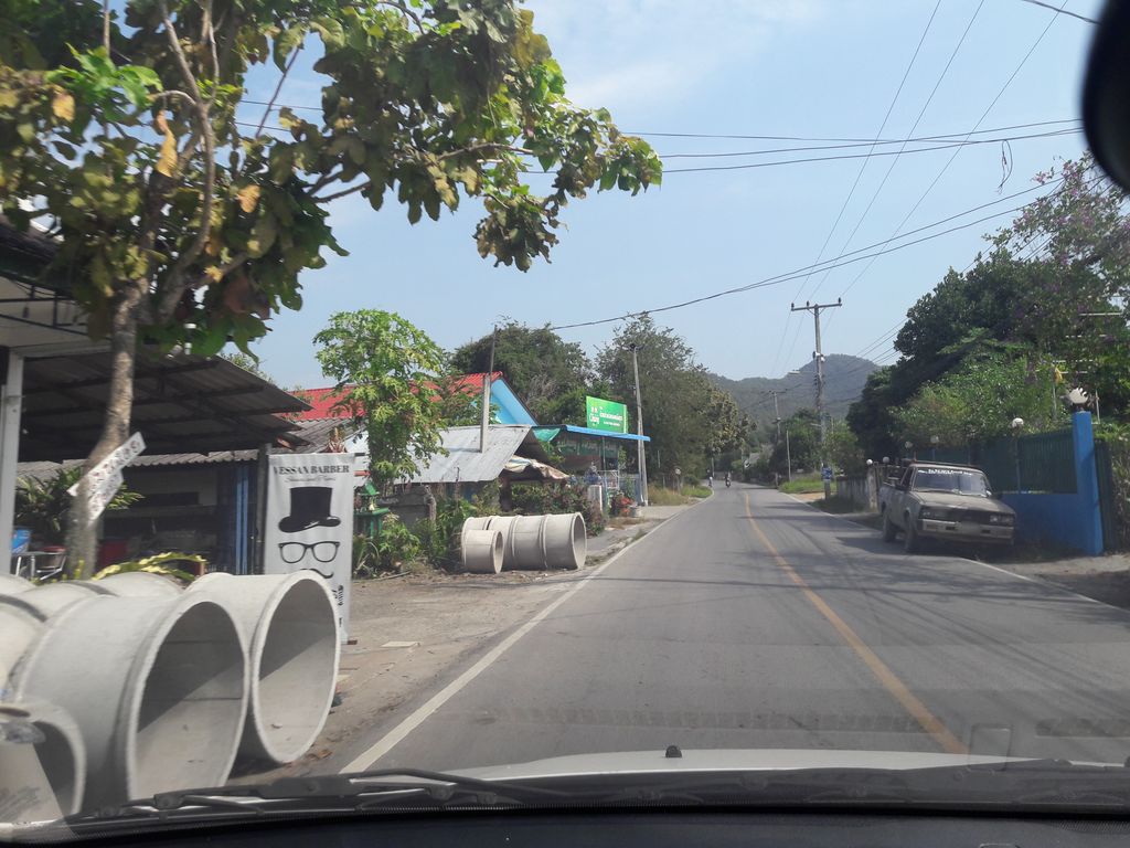 ภาพถนนตรงที่ Vessan Barber & Charcoal Painting Shop ตั้งอยู่ ถ่ายโดย noochjaree พ.ศ. 2561 (2018) · A street-level view of where Vessan Barber & Charcoal Painting Shop stands, by noochjaree in 2561 (2018)