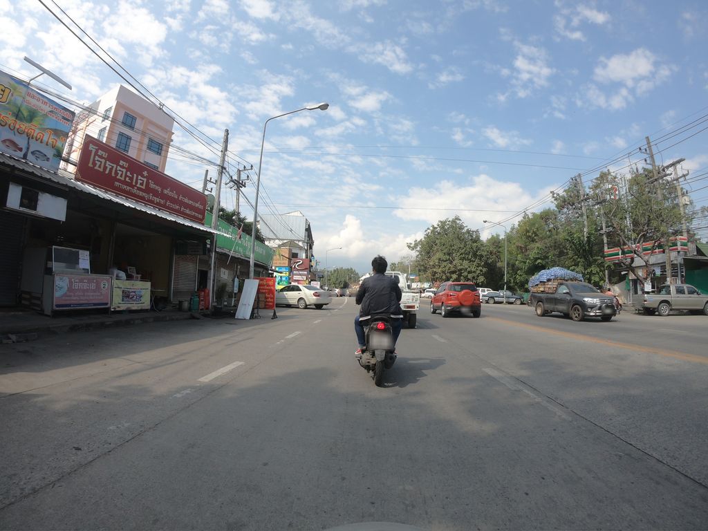 ภาพถนนตรงที่ โฮงเตี๋ยวรสพญา สาขา2 ตั้งอยู่ ถ่ายโดย chanuwath_grab พ.ศ. 2562 (2019) · A street-level view of where โฮงเตี๋ยวรสพญา สาขา2 · Hongtiao Rot Phaya Sakha2 stands, by chanuwath_grab in 2562 (2019)