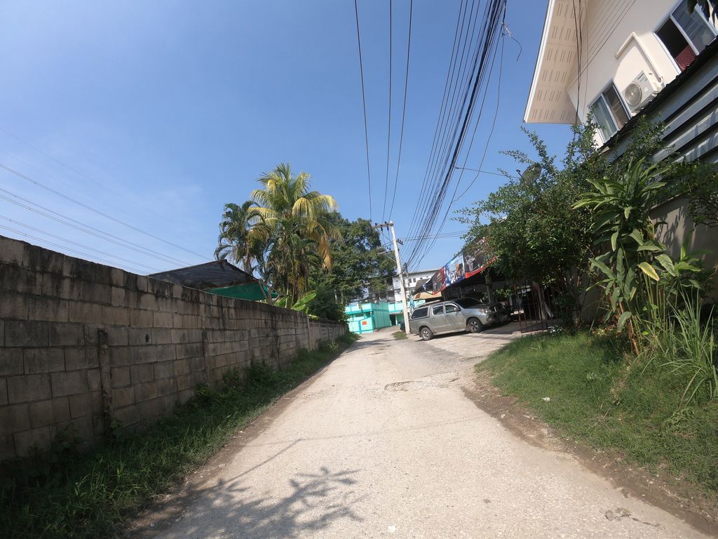 ภาพถนนตรงที่ ชัยชนะการไฟฟ้า-แอร์ ตั้งอยู่ ถ่ายโดย chanuwath_grab พ.ศ. 2562 (2019) · A street-level view of where ชัยชนะการไฟฟ้า-แอร์ · Chai Chana Kanfaifa-Air stands, by chanuwath_grab in 2562 (2019)