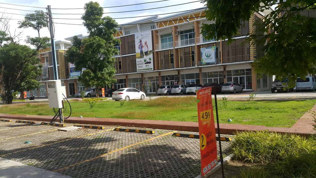 ภาพถนนตรงที่ Charissa Clinic ชาริสสา คลินิกเวชกรรม เชียงใหม ตั้งอยู่ ถ่ายโดย jrcarlsen พ.ศ. 2562 (2019) · A street-level view of where Charissa Clinic ชาริสสา คลินิกเวชกรรม เชียงใหม stands, by jrcarlsen in 2562 (2019)
