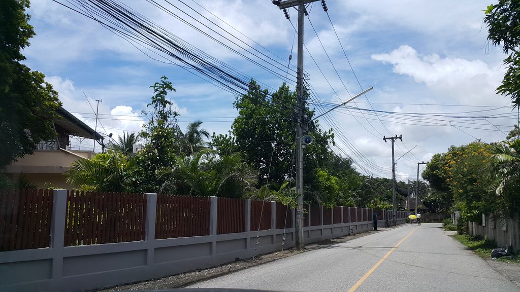 ภาพถนนตรงที่ Sahrey Chanta ตั้งอยู่ ถ่ายโดย jrcarlsen พ.ศ. 2559 (2016) · A street-level view of where Sahrey Chanta stands, by jrcarlsen in 2559 (2016)