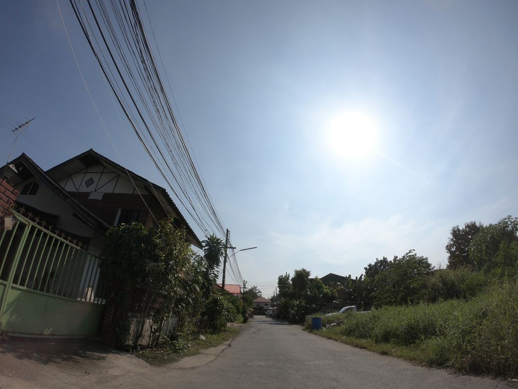 ภาพถนนตรงที่ TT63 House ตั้งอยู่ ถ่ายโดย chanuwath_grab พ.ศ. 2562 (2019) · A street-level view of where TT63 House stands, by chanuwath_grab in 2562 (2019)