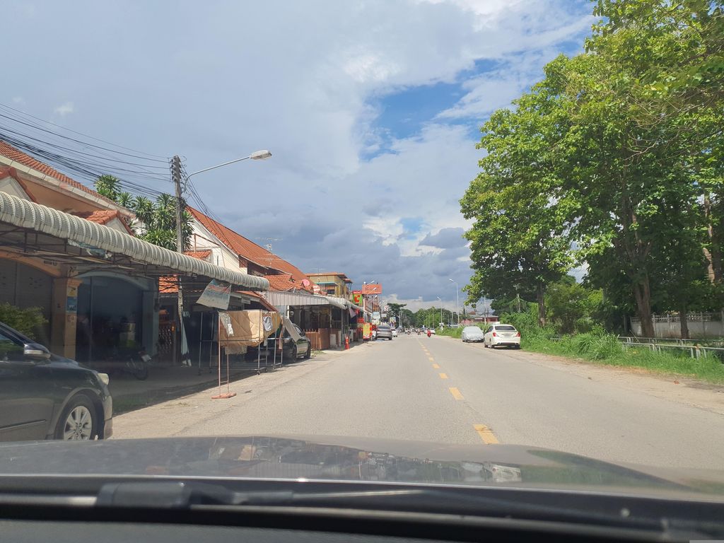 ภาพถนนตรงที่ Long Young Grill ตั้งอยู่ ถ่ายโดย jrcarlsen พ.ศ. 2566 (2023) · A street-level view of where Long Young Grill stands, by jrcarlsen in 2566 (2023)
