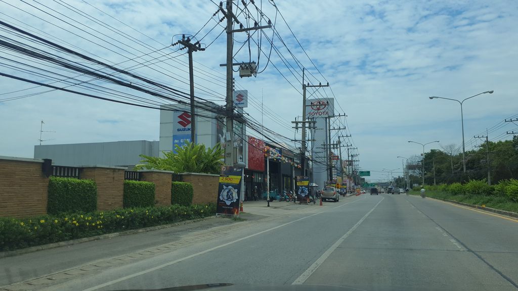 ภาพถนนตรงที่ ธนาคาร กรุงเทพ ย่อยข่วงสิงห์ ตั้งอยู่ ถ่ายโดย jrcarlsen พ.ศ. 2564 (2021) · A street-level view of where ธนาคาร กรุงเทพ ย่อยข่วงสิงห์ · Krung Thep Yoi Khwongsing Bank stands, by jrcarlsen in 2564 (2021)