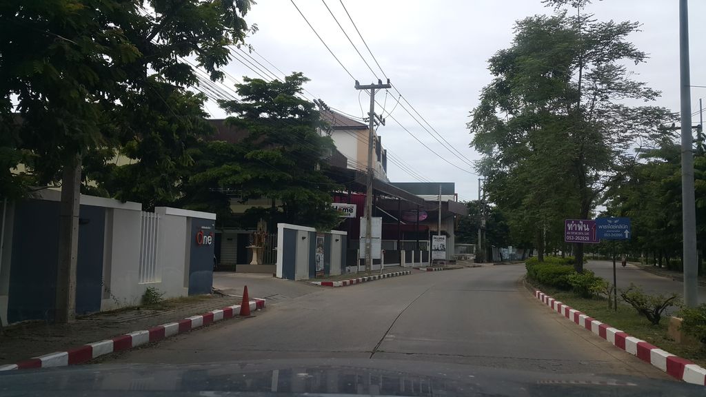 ภาพถนนตรงที่ One Plus Condo Business Park ตั้งอยู่ ถ่ายโดย jrcarlsen พ.ศ. 2560 (2017) · A street-level view of where One Plus Condo Business Park stands, by jrcarlsen in 2560 (2017)
