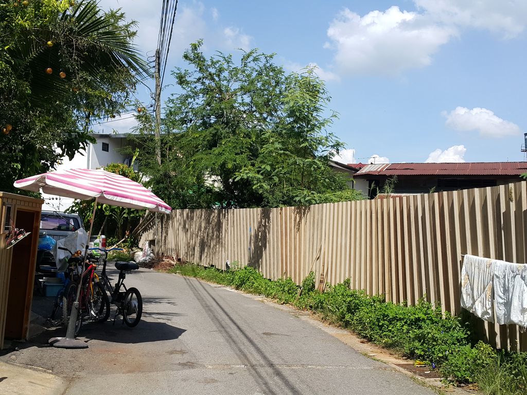 ภาพถนนตรงที่ ฟาร์มนกฟอพัสอาจารย์แม็คเชียงใหม่ ตั้งอยู่ ถ่ายโดย jrcarlsen พ.ศ. 2558 (2015) · A street-level view of where ฟาร์มนกฟอพัสอาจารย์แม็คเชียงใหม่ · Famnakafophat Achan Maek Chiang Mai stands, by jrcarlsen in 2558 (2015)