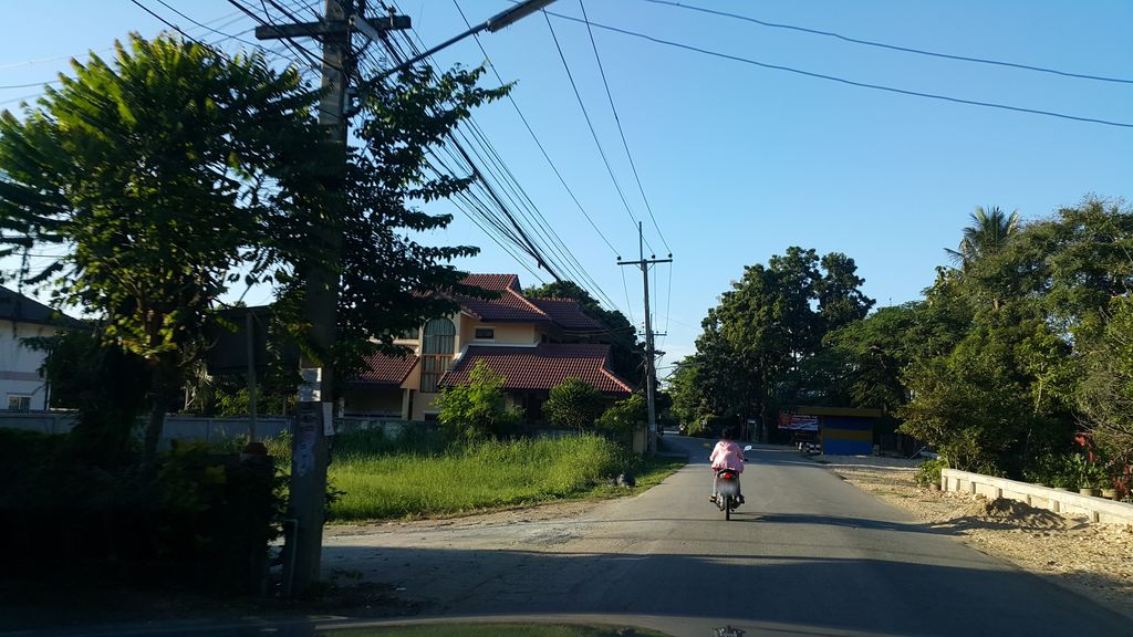 ภาพถนนตรงที่ เนี๊ยะ Mobile ตั้งอยู่ ถ่ายโดย jrcarlsen พ.ศ. 2559 (2016) · A street-level view of where เนี๊ยะ Mobile stands, by jrcarlsen in 2559 (2016)