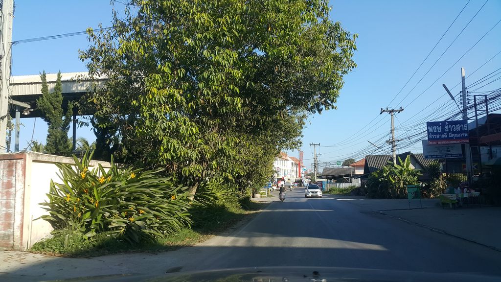 ภาพถนนตรงที่ บจก.ลักษมีโฮม (2012) ตั้งอยู่ ถ่ายโดย jrcarlsen พ.ศ. 2562 (2019) · A street-level view of where บจก.ลักษมีโฮม (2012) · Bachok.laksamihom (2012) stands, by jrcarlsen in 2562 (2019)