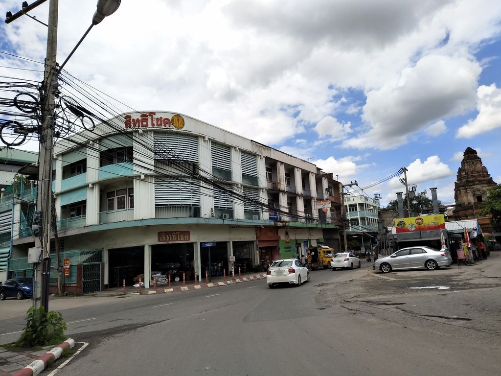 ภาพถนนตรงที่ Fur Fu Cafe ตั้งอยู่ ถ่ายโดย khaojao พ.ศ. 2561 (2018) · A street-level view of where Fur Fu Cafe stands, by khaojao in 2561 (2018)