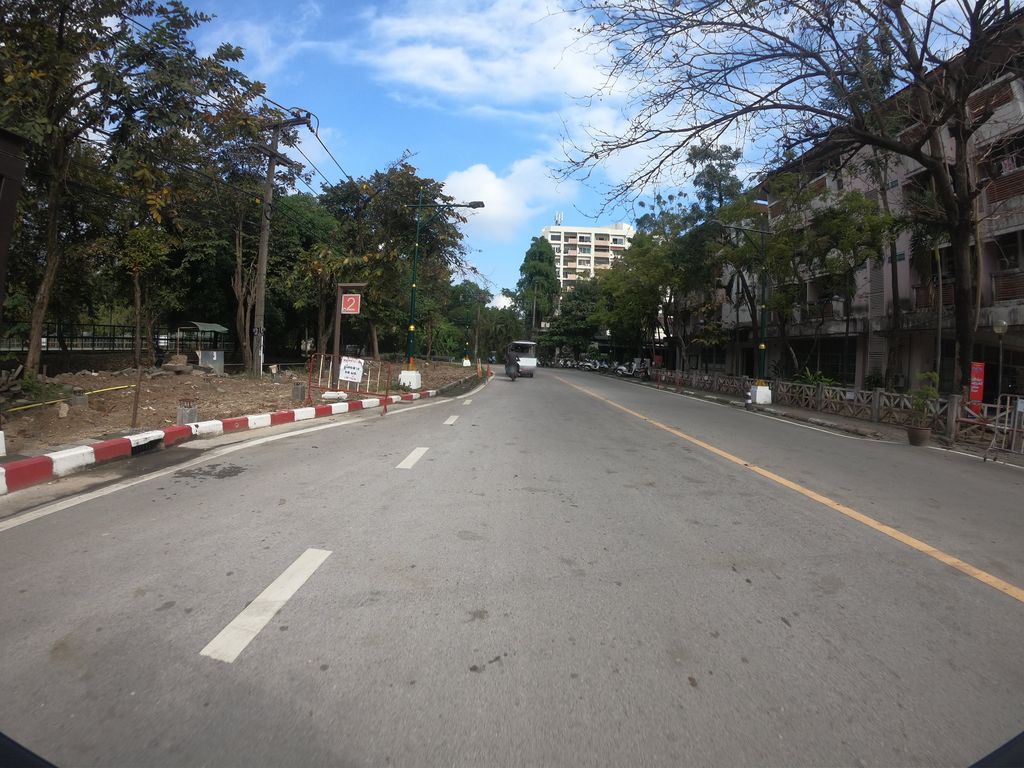 ภาพถนนตรงที่ Yellow Bar Street Workout ตั้งอยู่ ถ่ายโดย chanuwath_grab พ.ศ. 2562 (2019) · A street-level view of where Yellow Bar Street Workout stands, by chanuwath_grab in 2562 (2019)