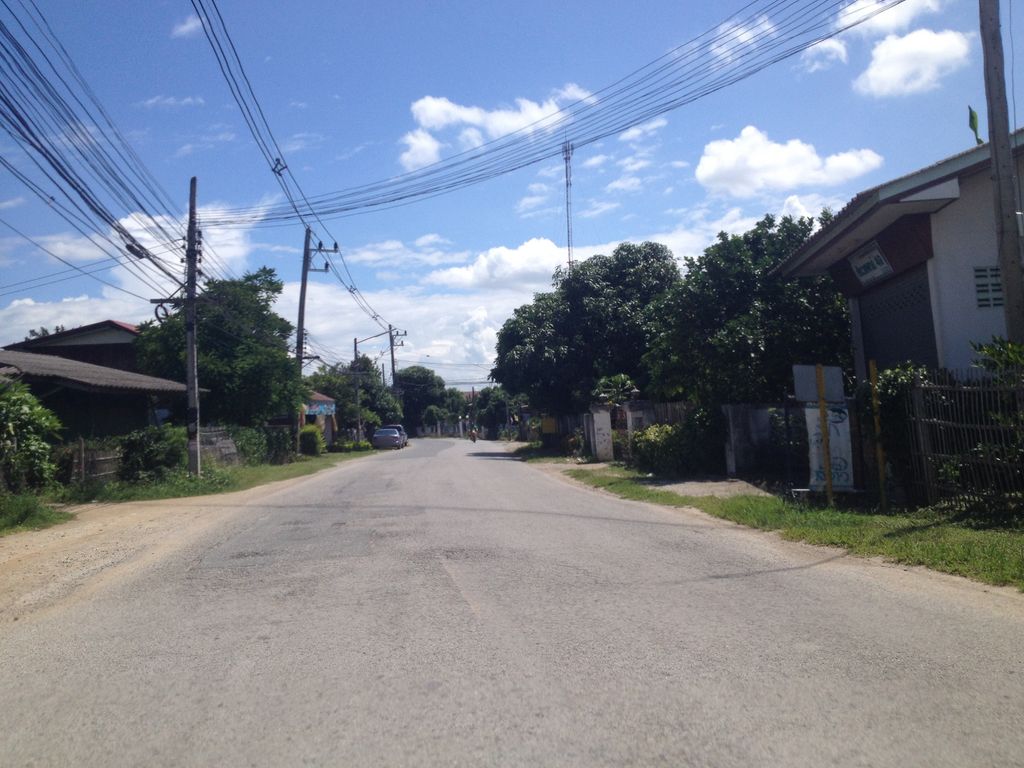 ภาพถนนตรงที่ Chomnista : ชม - นิส - ต้า ตั้งอยู่ ถ่ายโดย jimwatana พ.ศ. 2558 (2015) · A street-level view of where Chomnista : ชม - นิส - ต้า stands, by jimwatana in 2558 (2015)