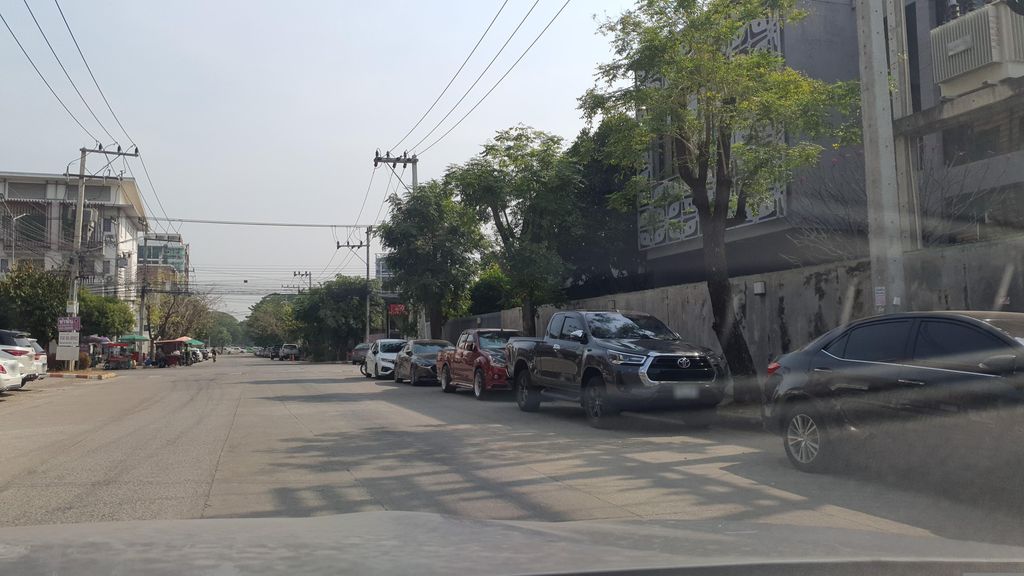 ภาพถนนตรงที่ Sonnen Cafe ตั้งอยู่ ถ่ายโดย jrcarlsen พ.ศ. 2566 (2023) · A street-level view of where Sonnen Cafe stands, by jrcarlsen in 2566 (2023)
