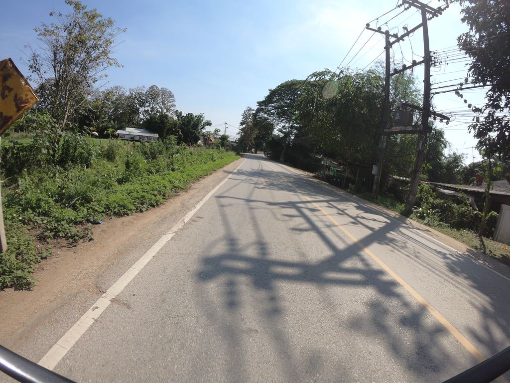 ภาพถนนตรงที่ ร้านข้าวหอมละมุน ตั้งอยู่ ถ่ายโดย chanuwath_grab พ.ศ. 2562 (2019) · A street-level view of where ร้านข้าวหอมละมุน · Ran Khao Homlamun stands, by chanuwath_grab in 2562 (2019)