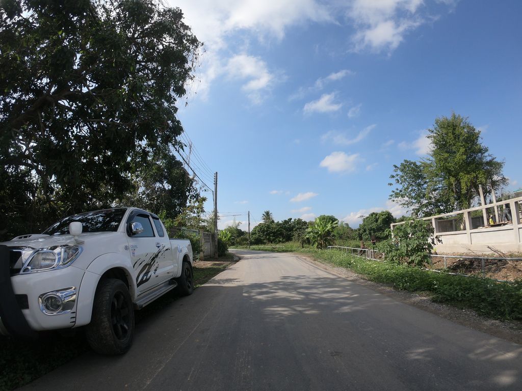 ภาพถนนตรงที่ Calico Cat hotel Chiangmai ตั้งอยู่ ถ่ายโดย chanuwath_grab พ.ศ. 2562 (2019) · A street-level view of where Calico Cat hotel Chiangmai stands, by chanuwath_grab in 2562 (2019)