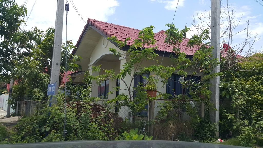 ภาพถนนตรงที่ บ้านอุ่นบ้านเอม ตั้งอยู่ ถ่ายโดย jrcarlsen พ.ศ. 2559 (2016) · A street-level view of where บ้านอุ่นบ้านเอม · Ban Un Ban Em stands, by jrcarlsen in 2559 (2016)